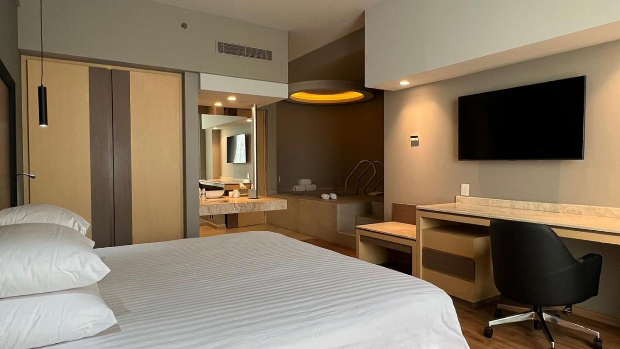Ramada By Wyndham Mexico City Santa Fe Exterior photo